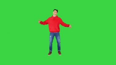 Yeşil Ekranda kırmızı kapüşonlu dans Hip-Hop tarzı adam, Chroma Key.