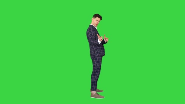 Cool empresario atractivo hace diferentes gestos desafiantes en una pantalla verde, Clave de croma. — Vídeo de stock