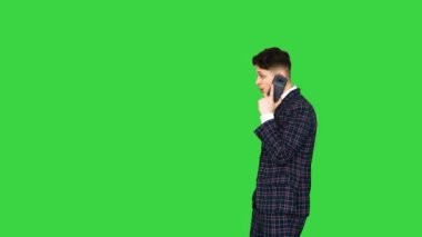 Resmi olarak ilham veren adam telefonda iyi haberler alıyor ve Yeşil Ekran 'da dans ediyor, Chroma Key.