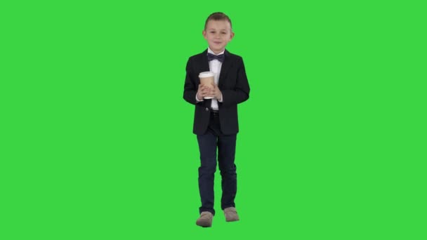 男孩走在绿屏上，色度键，在正式衣服上带走咖啡. — 图库视频影像