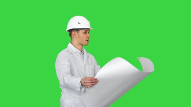 Ingeniero bailando con un plano de estar de buen humor en una pantalla verde, Chroma Key. — Vídeo de stock