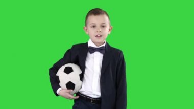 Mutlu genç okul çocuk Yeşil Ekranda bir futbol tutan, Chroma Key.