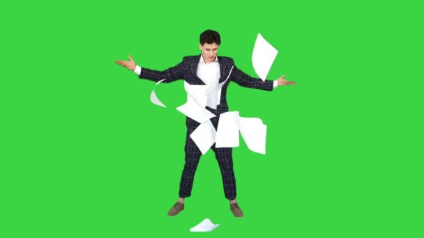 Бизнесмен бросает газеты в воздух и танцует на зеленом экране, Chroma Key. — стоковое видео