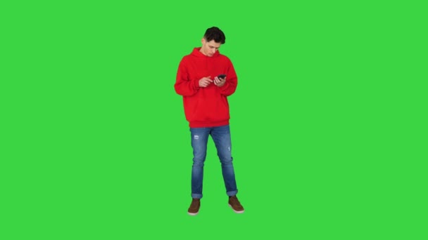 Успешный молодой случайный человек получает хорошие новости по телефону и танцует после этого на зеленом экране, Chroma Key. — стоковое видео