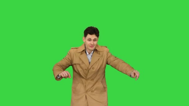 Junger Mann im Trenchcoat tanzt und amüsiert sich auf einem Green Screen, Chroma Key. — Stockvideo