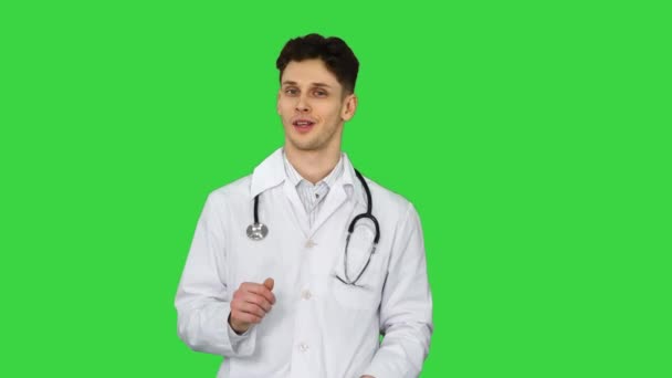 Ортопедист розмовляє з камерою і танцює після того, як все буде добре на зеленому екрані, Chroma Key. — стокове відео