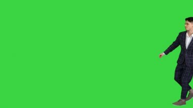 Yeşil Ekran 'da yürüyen ve dans eden resmi kıyafetli havalı adam, Chroma Key.