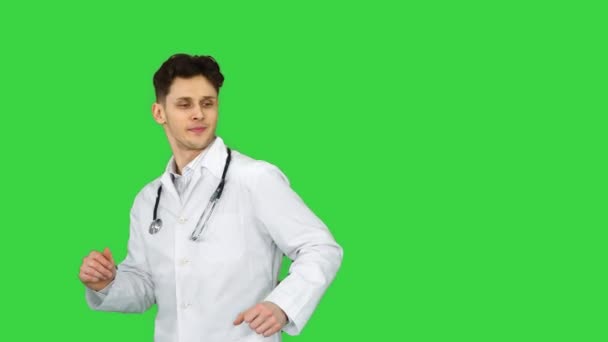 Médico bailarín tiene algunas ideas nuevas en una pantalla verde, Clave de croma . — Vídeos de Stock