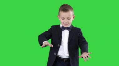 Resmi bir takım elbiseli çocuk Yeşil Ekranda futbol tekme, Chroma Key.