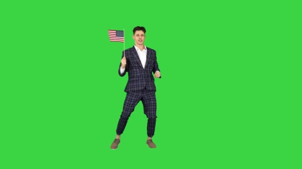 Крутой мужик в костюме танцует с американским флагом на зелёном экране, хрома-ключ. — стоковое видео