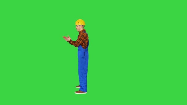 Trabajador de la construcción haciendo un giro y dobla las manos mirando a la cámara El mejor concepto de construcción en una pantalla verde, Chroma Key. — Vídeos de Stock