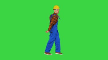 Yeşil Ekran, Chroma Key 'de işten sonra miğferiyle dans eden genç mühendis.