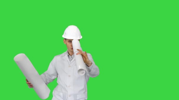 Feliz joven ingeniero baila con planos de una manera divertida en una pantalla verde, Chroma Key. — Vídeos de Stock