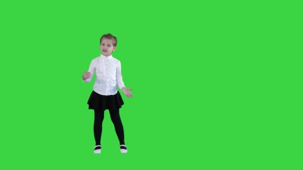 Meisje zingt een lied op een leuke manier op een groen scherm, Chroma Key. — Stockvideo