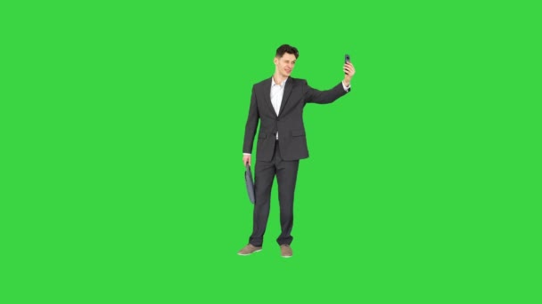 Mladý podnikatel bere selfie s telefonem na zelené obrazovce, Chroma Key. — Stock video