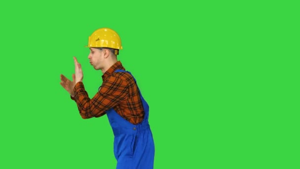 Bauarbeiter arbeitsbereit, arbeitsbereit Er klatscht in die Hände und macht einen coolen Flip, dann lächelt er in die Kamera auf einem Green Screen, Chroma Key. — Stockvideo