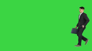 Başarılı iş adamının duyguları zaferden sonra iyi haberler almak ve yeşil ekranda zafer dansı yapmak, Chroma Key.