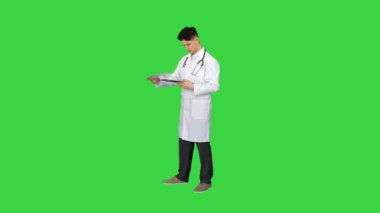 Kızgın erkek doktor Yeşil Ekran, Krom Anahtar 'daki belgelere bakıyor..