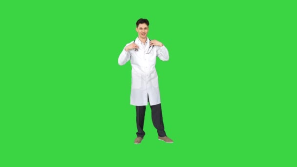 Médico bonito dançando e se divertindo em uma tela verde, Chroma Key. — Vídeo de Stock