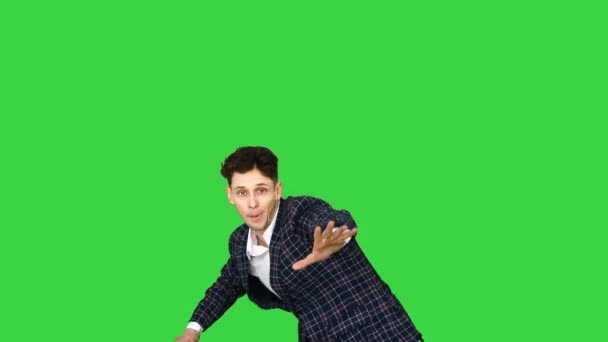 Geschäftsmann im Anzug macht Breakdance-Bewegungen auf einem Green Screen, Chroma Key. — Stockvideo