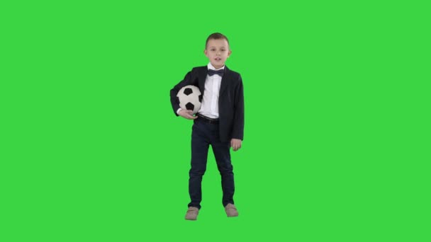 Mutlu genç okul çocuk Yeşil Ekranda bir futbol tutan, Chroma Key. — Stok video