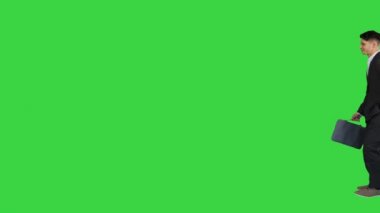 İşadamı, takım elbiseli başarılı bir adamla buluşmaya geç kalıyor. Önce dans ediyor, sonra yeşil ekranda koşuyor, Chroma Key..