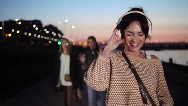 Ung vacker söt hipster kvinna gå och lyssna musik i hörlurar. — Stockvideo