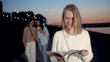 Güzel bayanların bir makaleye bakması ilginç.