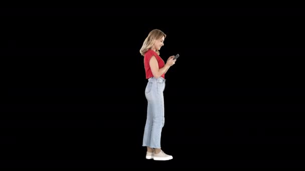 Nenucená mladá žena na mobilním telefonu, alfa kanál — Stock video