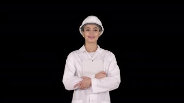 Dijital tabletle yürüyen kadın doktor mühendisi, Alpha Channel