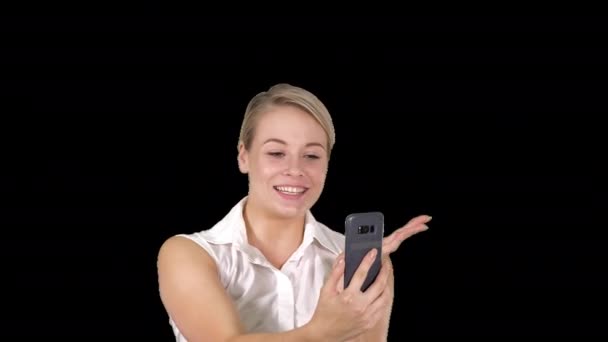 Frau in rosa macht Videoanruf auf dem Smartphone zu Fuß, Alpha-Kanal — Stockvideo