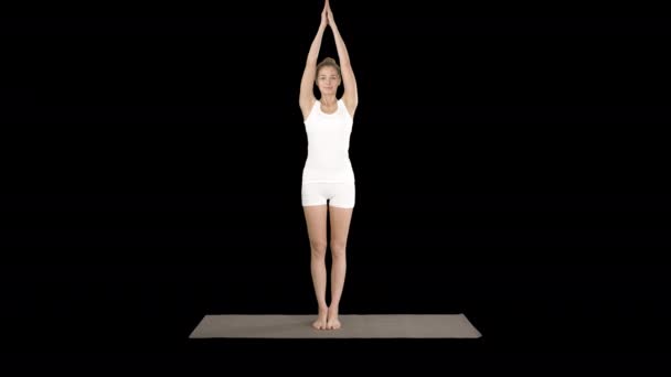 Attraktiv flicka stående i balansera yoga pose Garudasana ung kvinna i Eagle yoga pose, alfakanal — Stockvideo