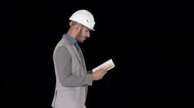 Genç mimar yürürken ders kitabı veya defter okuma, Alpha Channel