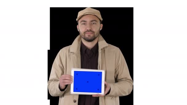 Hombre caminando y sosteniendo la tableta con maqueta de pantalla azul, Alpha Channel — Vídeo de stock