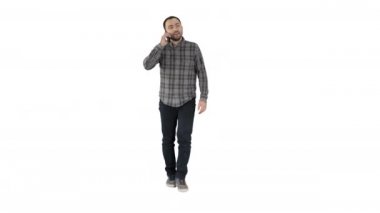 Yürüyen adam telefonda konuşuyor ve beyaz arka planda gülümsüyor.