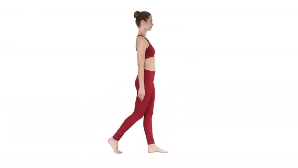 Beyaz arka planda yürüyen yoga kadını.. — Stok video