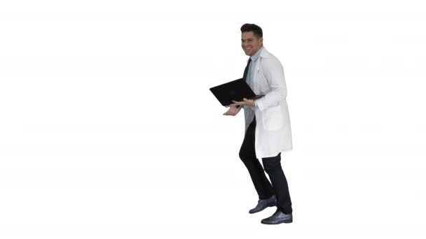 Ingeniero emprendedor o médico con un portátil riendo sobre fondo blanco. — Vídeos de Stock