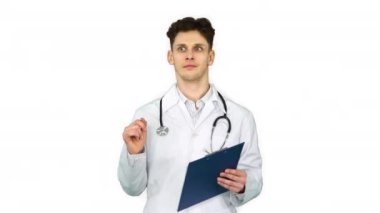 Beyaz arka plan üzerinde belgeler ile tablet tutan Doktor dans.