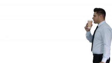 Kahvesini alıp beyaz arka planda kameraya gülümseyen bir iş adamı..