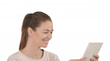 Genç neşeli kadın beyaz arka planda tablet kullanıyor.