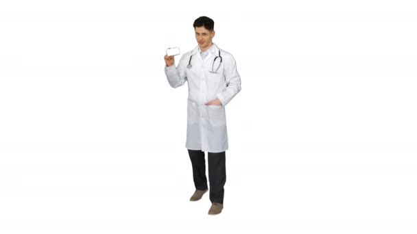 Medico in possesso di una scatola di pillole che li promuovono e ballano su sfondo bianco . — Video Stock