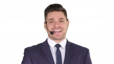 Beyaz arka plan üzerinde bir şey sunan bir kulaklık ile resmi clother adam.