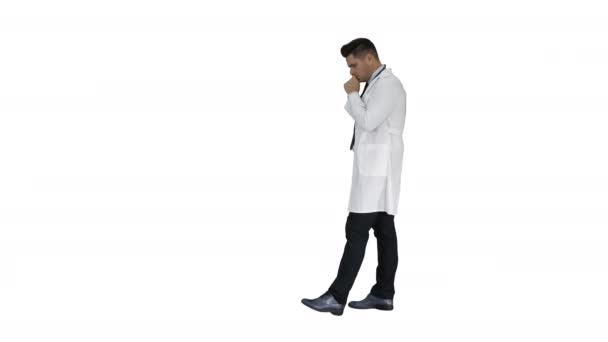 Unavený doktor procházející bílým pozadím. — Stock video