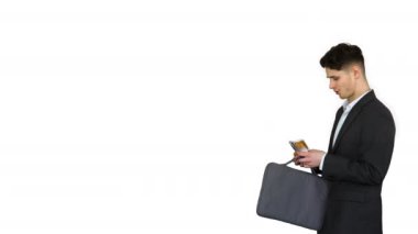 Genç iş adamı beyaz arka plan üzerinde euro faturaları sayma yürüyor.