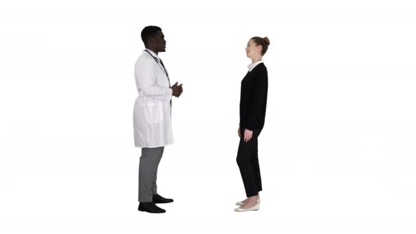 Знакомый врач с пациентом на белом фоне. — стоковое видео