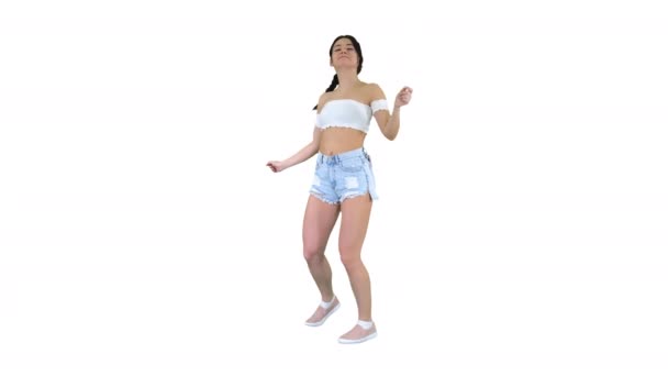 Meisje dansen en douchen de oproep op de telefoon op witte achtergrond. — Stockvideo