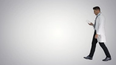 Kendinden Emin Doktor Gülümseyen ve Degrade arka planda El Yeni Tedavi Sunan.