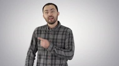 Konuşan genç bir adam bir şeyleri açıklıyor ve gradyan arkaplanı işaret ediyor..