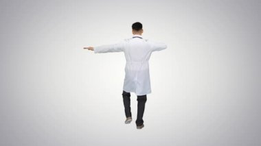 Degrade arka planda tıbbi üniforma dans giyen yakışıklı doktor adam.