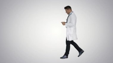 Doktor degrade arka planda yeni ilaç sunan kamera konuşuyor.